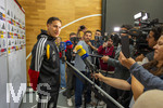 22.09.2026, Fussball DFB-Nationalmannschaft Deutschland, Trainingslager in Herzogenaurach, im Homeground bei ADIDAS, vor den UEFA Nations League Spielen, Medien-Mixed-Zone mit drei Spielern der Nationalmannschaft im Gespräch mit der anwesenden Presse. Hier Younes Ebnoutalib (Deutschland) vor den Journalisten und ihren Mikrofonen.