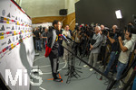 22.09.2026, Fussball DFB-Nationalmannschaft Deutschland, Trainingslager in Herzogenaurach, im Homeground bei ADIDAS, vor den UEFA Nations League Spielen, Medien-Mixed-Zone mit drei Spielern der Nationalmannschaft im Gespräch mit der anwesenden Presse. Hier Younes Ebnoutalib (Deutschland) vor den Journalisten und ihren Mikrofonen.