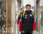 22.09.2026, Fussball DFB-Nationalmannschaft Deutschland, Trainingslager in Herzogenaurach, im Homeground bei ADIDAS, vor den UEFA Nations League Spielen, Medien-Mixed-Zone mit drei Spielern der Nationalmannschaft im Gespräch mit der anwesenden Presse.  Philipp Treu (Deutschland) kommt grinsend zur Presserunde.