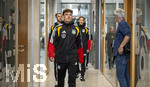 22.09.2026, Fussball DFB-Nationalmannschaft Deutschland, Trainingslager in Herzogenaurach, im Homeground bei ADIDAS, vor den UEFA Nations League Spielen, Medien-Mixed-Zone mit drei Spielern der Nationalmannschaft im Gespräch mit der anwesenden Presse. v.li: Max Rosenfelder, Philipp Treu und Younes Ebnoutalib (Deutschland) kommen zur Medienrunde.