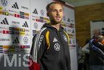 22.09.2026, Fussball DFB-Nationalmannschaft Deutschland, Trainingslager in Herzogenaurach, im Homeground bei ADIDAS, vor den UEFA Nations League Spielen, Medien-Mixed-Zone mit drei Spielern der Nationalmannschaft im Gespräch mit der anwesenden Presse. Hier Max Rosenfelder (Deutschland) vor den Journalisten und ihren Mikrofonen.