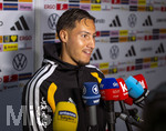 22.09.2026, Fussball DFB-Nationalmannschaft Deutschland, Trainingslager in Herzogenaurach, im Homeground bei ADIDAS, vor den UEFA Nations League Spielen, Medien-Mixed-Zone mit drei Spielern der Nationalmannschaft im Gespräch mit der anwesenden Presse. Younes Ebnoutalib (Deutschland) am Mikrofon.