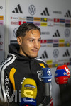 22.09.2026, Fussball DFB-Nationalmannschaft Deutschland, Trainingslager in Herzogenaurach, im Homeground bei ADIDAS, vor den UEFA Nations League Spielen, Medien-Mixed-Zone mit drei Spielern der Nationalmannschaft im Gespräch mit der anwesenden Presse. Younes Ebnoutalib (Deutschland) am Mikrofon.