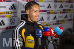 22.09.2026, Fussball DFB-Nationalmannschaft Deutschland, Trainingslager in Herzogenaurach, im Homeground bei ADIDAS, vor den UEFA Nations League Spielen, Medien-Mixed-Zone mit drei Spielern der Nationalmannschaft im Gespräch mit der anwesenden Presse. Younes Ebnoutalib (Deutschland) am Mikrofon.