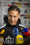 22.09.2026, Fussball DFB-Nationalmannschaft Deutschland, Trainingslager in Herzogenaurach, im Homeground bei ADIDAS, vor den UEFA Nations League Spielen, Medien-Mixed-Zone mit drei Spielern der Nationalmannschaft im Gespräch mit der anwesenden Presse. Younes Ebnoutalib (Deutschland) am Mikrofon.