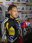 22.09.2026, Fussball DFB-Nationalmannschaft Deutschland, Trainingslager in Herzogenaurach, im Homeground bei ADIDAS, vor den UEFA Nations League Spielen, Medien-Mixed-Zone mit drei Spielern der Nationalmannschaft im Gespräch mit der anwesenden Presse. Younes Ebnoutalib (Deutschland) am Mikrofon.