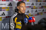 22.09.2026, Fussball DFB-Nationalmannschaft Deutschland, Trainingslager in Herzogenaurach, im Homeground bei ADIDAS, vor den UEFA Nations League Spielen, Medien-Mixed-Zone mit drei Spielern der Nationalmannschaft im Gespräch mit der anwesenden Presse. Younes Ebnoutalib (Deutschland) am Mikrofon.