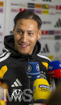 22.09.2026, Fussball DFB-Nationalmannschaft Deutschland, Trainingslager in Herzogenaurach, im Homeground bei ADIDAS, vor den UEFA Nations League Spielen, Medien-Mixed-Zone mit drei Spielern der Nationalmannschaft im Gespräch mit der anwesenden Presse. Younes Ebnoutalib (Deutschland) am Mikrofon.