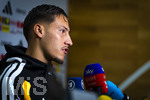 22.09.2026, Fussball DFB-Nationalmannschaft Deutschland, Trainingslager in Herzogenaurach, im Homeground bei ADIDAS, vor den UEFA Nations League Spielen, Medien-Mixed-Zone mit drei Spielern der Nationalmannschaft im Gespräch mit der anwesenden Presse. Younes Ebnoutalib (Deutschland) am Mikrofon.