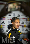 22.09.2026, Fussball DFB-Nationalmannschaft Deutschland, Trainingslager in Herzogenaurach, im Homeground bei ADIDAS, vor den UEFA Nations League Spielen, Medien-Mixed-Zone mit drei Spielern der Nationalmannschaft im Gespräch mit der anwesenden Presse. Younes Ebnoutalib (Deutschland) am Mikrofon.