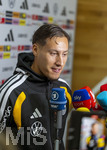 22.09.2026, Fussball DFB-Nationalmannschaft Deutschland, Trainingslager in Herzogenaurach, im Homeground bei ADIDAS, vor den UEFA Nations League Spielen, Medien-Mixed-Zone mit drei Spielern der Nationalmannschaft im Gespräch mit der anwesenden Presse. Younes Ebnoutalib (Deutschland) am Mikrofon.