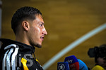 22.09.2026, Fussball DFB-Nationalmannschaft Deutschland, Trainingslager in Herzogenaurach, im Homeground bei ADIDAS, vor den UEFA Nations League Spielen, Medien-Mixed-Zone mit drei Spielern der Nationalmannschaft im Gespräch mit der anwesenden Presse. Younes Ebnoutalib (Deutschland) am Mikrofon.