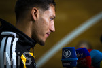 22.09.2026, Fussball DFB-Nationalmannschaft Deutschland, Trainingslager in Herzogenaurach, im Homeground bei ADIDAS, vor den UEFA Nations League Spielen, Medien-Mixed-Zone mit drei Spielern der Nationalmannschaft im Gespräch mit der anwesenden Presse. Younes Ebnoutalib (Deutschland) am Mikrofon.