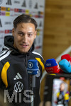 22.09.2026, Fussball DFB-Nationalmannschaft Deutschland, Trainingslager in Herzogenaurach, im Homeground bei ADIDAS, vor den UEFA Nations League Spielen, Medien-Mixed-Zone mit drei Spielern der Nationalmannschaft im Gespräch mit der anwesenden Presse. Younes Ebnoutalib (Deutschland) am Mikrofon.