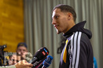 22.09.2026, Fussball DFB-Nationalmannschaft Deutschland, Trainingslager in Herzogenaurach, im Homeground bei ADIDAS, vor den UEFA Nations League Spielen, Medien-Mixed-Zone mit drei Spielern der Nationalmannschaft im Gespräch mit der anwesenden Presse. Younes Ebnoutalib (Deutschland) am Mikrofon.