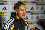 22.09.2026, Fussball DFB-Nationalmannschaft Deutschland, Trainingslager in Herzogenaurach, im Homeground bei ADIDAS, vor den UEFA Nations League Spielen, Medien-Mixed-Zone mit drei Spielern der Nationalmannschaft im Gespräch mit der anwesenden Presse. Younes Ebnoutalib (Deutschland) am Mikrofon.