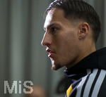 22.09.2026, Fussball DFB-Nationalmannschaft Deutschland, Trainingslager in Herzogenaurach, im Homeground bei ADIDAS, vor den UEFA Nations League Spielen, Medien-Mixed-Zone mit drei Spielern der Nationalmannschaft im Gespräch mit der anwesenden Presse. Younes Ebnoutalib (Deutschland) am Mikrofon.