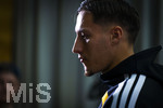 22.09.2026, Fussball DFB-Nationalmannschaft Deutschland, Trainingslager in Herzogenaurach, im Homeground bei ADIDAS, vor den UEFA Nations League Spielen, Medien-Mixed-Zone mit drei Spielern der Nationalmannschaft im Gespräch mit der anwesenden Presse. Younes Ebnoutalib (Deutschland) am Mikrofon.