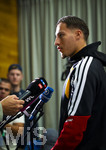 22.09.2026, Fussball DFB-Nationalmannschaft Deutschland, Trainingslager in Herzogenaurach, im Homeground bei ADIDAS, vor den UEFA Nations League Spielen, Medien-Mixed-Zone mit drei Spielern der Nationalmannschaft im Gespräch mit der anwesenden Presse. Younes Ebnoutalib (Deutschland) am Mikrofon.