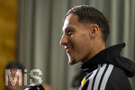 22.09.2026, Fussball DFB-Nationalmannschaft Deutschland, Trainingslager in Herzogenaurach, im Homeground bei ADIDAS, vor den UEFA Nations League Spielen, Medien-Mixed-Zone mit drei Spielern der Nationalmannschaft im Gespräch mit der anwesenden Presse. Younes Ebnoutalib (Deutschland) am Mikrofon.