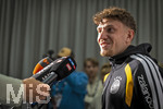22.09.2026, Fussball DFB-Nationalmannschaft Deutschland, Trainingslager in Herzogenaurach, im Homeground bei ADIDAS, vor den UEFA Nations League Spielen, Medien-Mixed-Zone mit drei Spielern der Nationalmannschaft im Gespräch mit der anwesenden Presse. Philipp Treu (Deutschland) am Mikrofon.