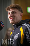 22.09.2026, Fussball DFB-Nationalmannschaft Deutschland, Trainingslager in Herzogenaurach, im Homeground bei ADIDAS, vor den UEFA Nations League Spielen, Medien-Mixed-Zone mit drei Spielern der Nationalmannschaft im Gespräch mit der anwesenden Presse. Philipp Treu (Deutschland) am Mikrofon.