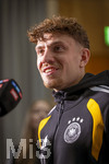 22.09.2026, Fussball DFB-Nationalmannschaft Deutschland, Trainingslager in Herzogenaurach, im Homeground bei ADIDAS, vor den UEFA Nations League Spielen, Medien-Mixed-Zone mit drei Spielern der Nationalmannschaft im Gespräch mit der anwesenden Presse. Philipp Treu (Deutschland) am Mikrofon.