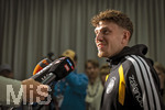 22.09.2026, Fussball DFB-Nationalmannschaft Deutschland, Trainingslager in Herzogenaurach, im Homeground bei ADIDAS, vor den UEFA Nations League Spielen, Medien-Mixed-Zone mit drei Spielern der Nationalmannschaft im Gespräch mit der anwesenden Presse. Philipp Treu (Deutschland) am Mikrofon.