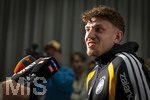22.09.2026, Fussball DFB-Nationalmannschaft Deutschland, Trainingslager in Herzogenaurach, im Homeground bei ADIDAS, vor den UEFA Nations League Spielen, Medien-Mixed-Zone mit drei Spielern der Nationalmannschaft im Gespräch mit der anwesenden Presse. Philipp Treu (Deutschland) am Mikrofon.