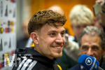 22.09.2026, Fussball DFB-Nationalmannschaft Deutschland, Trainingslager in Herzogenaurach, im Homeground bei ADIDAS, vor den UEFA Nations League Spielen, Medien-Mixed-Zone mit drei Spielern der Nationalmannschaft im Gespräch mit der anwesenden Presse. Philipp Treu (Deutschland) am Mikrofon.