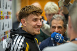 22.09.2026, Fussball DFB-Nationalmannschaft Deutschland, Trainingslager in Herzogenaurach, im Homeground bei ADIDAS, vor den UEFA Nations League Spielen, Medien-Mixed-Zone mit drei Spielern der Nationalmannschaft im Gespräch mit der anwesenden Presse. Philipp Treu (Deutschland) am Mikrofon.
