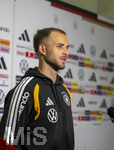 22.09.2026, Fussball DFB-Nationalmannschaft Deutschland, Trainingslager in Herzogenaurach, im Homeground bei ADIDAS, vor den UEFA Nations League Spielen, Medien-Mixed-Zone mit drei Spielern der Nationalmannschaft im Gespräch mit der anwesenden Presse.  Max Rosenfelder (Deutschland) 