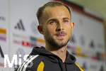 22.09.2026, Fussball DFB-Nationalmannschaft Deutschland, Trainingslager in Herzogenaurach, im Homeground bei ADIDAS, vor den UEFA Nations League Spielen, Medien-Mixed-Zone mit drei Spielern der Nationalmannschaft im Gespräch mit der anwesenden Presse.  Max Rosenfelder (Deutschland) 