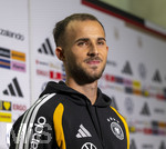 22.09.2026, Fussball DFB-Nationalmannschaft Deutschland, Trainingslager in Herzogenaurach, im Homeground bei ADIDAS, vor den UEFA Nations League Spielen, Medien-Mixed-Zone mit drei Spielern der Nationalmannschaft im Gespräch mit der anwesenden Presse.  Max Rosenfelder (Deutschland) 