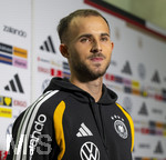 22.09.2026, Fussball DFB-Nationalmannschaft Deutschland, Trainingslager in Herzogenaurach, im Homeground bei ADIDAS, vor den UEFA Nations League Spielen, Medien-Mixed-Zone mit drei Spielern der Nationalmannschaft im Gespräch mit der anwesenden Presse.  Max Rosenfelder (Deutschland) 