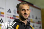22.09.2026, Fussball DFB-Nationalmannschaft Deutschland, Trainingslager in Herzogenaurach, im Homeground bei ADIDAS, vor den UEFA Nations League Spielen, Medien-Mixed-Zone mit drei Spielern der Nationalmannschaft im Gespräch mit der anwesenden Presse.  Max Rosenfelder (Deutschland) 