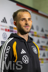 22.09.2026, Fussball DFB-Nationalmannschaft Deutschland, Trainingslager in Herzogenaurach, im Homeground bei ADIDAS, vor den UEFA Nations League Spielen, Medien-Mixed-Zone mit drei Spielern der Nationalmannschaft im Gespräch mit der anwesenden Presse.  Max Rosenfelder (Deutschland) 