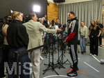 22.09.2026, Fussball DFB-Nationalmannschaft Deutschland, Trainingslager in Herzogenaurach, im Homeground bei ADIDAS, vor den UEFA Nations League Spielen, Medien-Mixed-Zone mit drei Spielern der Nationalmannschaft im Gespräch mit der anwesenden Presse. Hier Younes Ebnoutalib (Deutschland) am Mikrofon. 