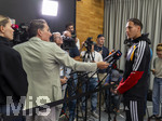 22.09.2026, Fussball DFB-Nationalmannschaft Deutschland, Trainingslager in Herzogenaurach, im Homeground bei ADIDAS, vor den UEFA Nations League Spielen, Medien-Mixed-Zone mit drei Spielern der Nationalmannschaft im Gespräch mit der anwesenden Presse. Hier Younes Ebnoutalib (Deutschland) am Mikrofon. 