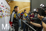 22.09.2026, Fussball DFB-Nationalmannschaft Deutschland, Trainingslager in Herzogenaurach, im Homeground bei ADIDAS, vor den UEFA Nations League Spielen, Medien-Mixed-Zone mit drei Spielern der Nationalmannschaft im Gespräch mit der anwesenden Presse. Hier Younes Ebnoutalib (Deutschland) am Mikrofon. 