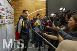 22.09.2026, Fussball DFB-Nationalmannschaft Deutschland, Trainingslager in Herzogenaurach, im Homeground bei ADIDAS, vor den UEFA Nations League Spielen, Medien-Mixed-Zone mit drei Spielern der Nationalmannschaft im Gespräch mit der anwesenden Presse. Hier Younes Ebnoutalib (Deutschland) am Mikrofon. 