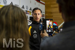 22.09.2026, Fussball DFB-Nationalmannschaft Deutschland, Trainingslager in Herzogenaurach, im Homeground bei ADIDAS, vor den UEFA Nations League Spielen, Medien-Mixed-Zone mit drei Spielern der Nationalmannschaft im Gespräch mit der anwesenden Presse. Hier Younes Ebnoutalib (Deutschland) am Mikrofon. 