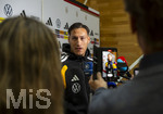 22.09.2026, Fussball DFB-Nationalmannschaft Deutschland, Trainingslager in Herzogenaurach, im Homeground bei ADIDAS, vor den UEFA Nations League Spielen, Medien-Mixed-Zone mit drei Spielern der Nationalmannschaft im Gespräch mit der anwesenden Presse. Hier Younes Ebnoutalib (Deutschland) am Mikrofon. 