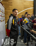 22.09.2026, Fussball DFB-Nationalmannschaft Deutschland, Trainingslager in Herzogenaurach, im Homeground bei ADIDAS, vor den UEFA Nations League Spielen, Medien-Mixed-Zone mit drei Spielern der Nationalmannschaft im Gespräch mit der anwesenden Presse. Hier Younes Ebnoutalib (Deutschland) am Mikrofon. 