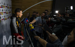 22.09.2026, Fussball DFB-Nationalmannschaft Deutschland, Trainingslager in Herzogenaurach, im Homeground bei ADIDAS, vor den UEFA Nations League Spielen, Medien-Mixed-Zone mit drei Spielern der Nationalmannschaft im Gespräch mit der anwesenden Presse. Hier Younes Ebnoutalib (Deutschland) am Mikrofon. 