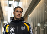 22.09.2026, Fussball DFB-Nationalmannschaft Deutschland, Trainingslager in Herzogenaurach, im Homeground bei ADIDAS, vor den UEFA Nations League Spielen, Medien-Mixed-Zone mit drei Spielern der Nationalmannschaft im Gespräch mit der anwesenden Presse. Hier Younes Ebnoutalib (Deutschland) 