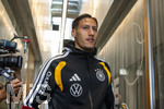 22.09.2026, Fussball DFB-Nationalmannschaft Deutschland, Trainingslager in Herzogenaurach, im Homeground bei ADIDAS, vor den UEFA Nations League Spielen, Medien-Mixed-Zone mit drei Spielern der Nationalmannschaft im Gespräch mit der anwesenden Presse. Hier Younes Ebnoutalib (Deutschland) 