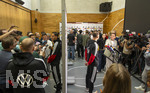 22.09.2026, Fussball DFB-Nationalmannschaft Deutschland, Trainingslager in Herzogenaurach, im Homeground bei ADIDAS, vor den UEFA Nations League Spielen, Medien-Mixed-Zone mit drei Spielern der Nationalmannschaft im Gespräch mit der anwesenden Presse. Hier Max Rosenfelder (re, Deutschland) und Younes Ebnoutalib (li, Deutschland) vor den Mikrofonen.
