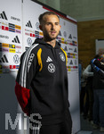 22.09.2026, Fussball DFB-Nationalmannschaft Deutschland, Trainingslager in Herzogenaurach, im Homeground bei ADIDAS, vor den UEFA Nations League Spielen, Medien-Mixed-Zone mit drei Spielern der Nationalmannschaft im Gespräch mit der anwesenden Presse. Hier Max Rosenfelder (Deutschland) vor den Mikrofonen.