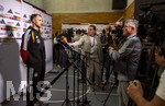 22.09.2026, Fussball DFB-Nationalmannschaft Deutschland, Trainingslager in Herzogenaurach, im Homeground bei ADIDAS, vor den UEFA Nations League Spielen, Medien-Mixed-Zone mit drei Spielern der Nationalmannschaft im Gespräch mit der anwesenden Presse. Hier Max Rosenfelder (Deutschland) vor den Mikrofonen.